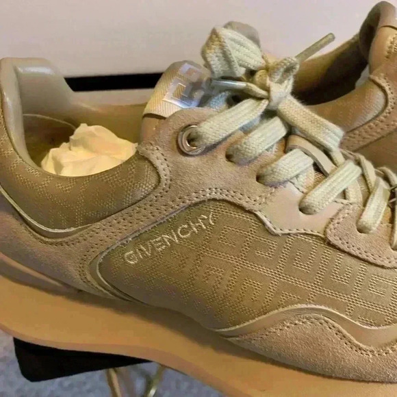 Givenchy runner active patent leather low trainers in light pink/beige color. - Picture 2 of 11